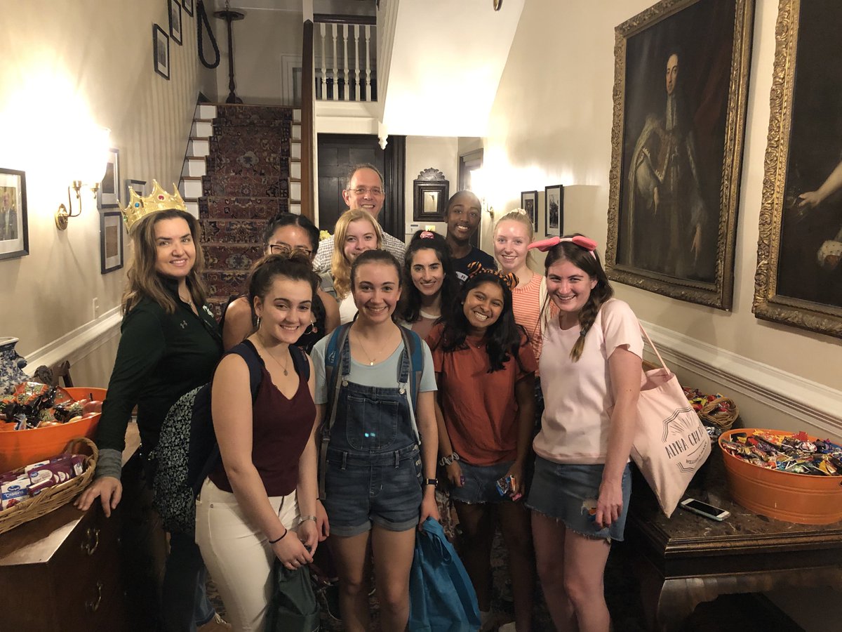 #halloween2019 at the <a href="/williamandmary/">William & Mary</a> president's house with our marvelous students, under the serious gaze of the original William and Mary themselves --or rather, their original portraits... A fun evening!