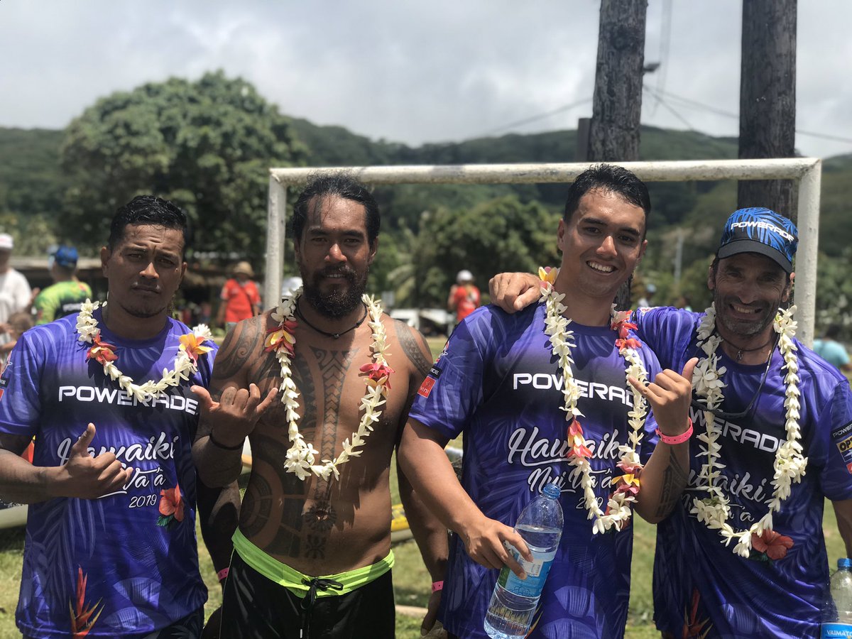 Polynesiela1ere's tweet photo. #HKN2019 #Tahaa ☀️🌴La 2e journée du Hawaiki Nui Va’a 2019 est terminée. Revivez en 📸 l’arrivée des rameurs à Patio 👏🏾🤩
🏆 #TeamOPT, vainqueur de la 2e étape 🤟🏾
😍🔝Ce soir à 19h25, ne ratez pas les meilleurs moments de cette 2e étape dans la page spéciale #HKN2019 ! https://t.co/YhS9SpmQZa