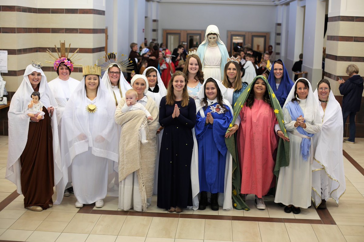 HSCS_Goddard's tweet photo. Parade of Saints @HSCS_Goddard #17thannual @WichitaDiocese #ApparitionsOfMary #TeachersDressUpToo #AllSaintsDay https://t.co/oXGH34r9Jv