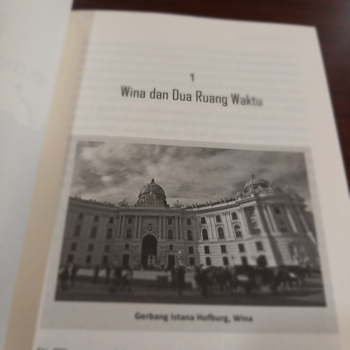 Apa saja isi buku #PernahSinggah?Bab 1 - Wina dan Dua Ruang Waktu - mengulas kota Wina yang tidak hanya cantik tapi juga mampu memadukan modernitas masa kini dengan warisan dari masa lalu. Menjelajahi ibukota Austria ini ibarat menyusuri dua ruang waktu yang berbeda.