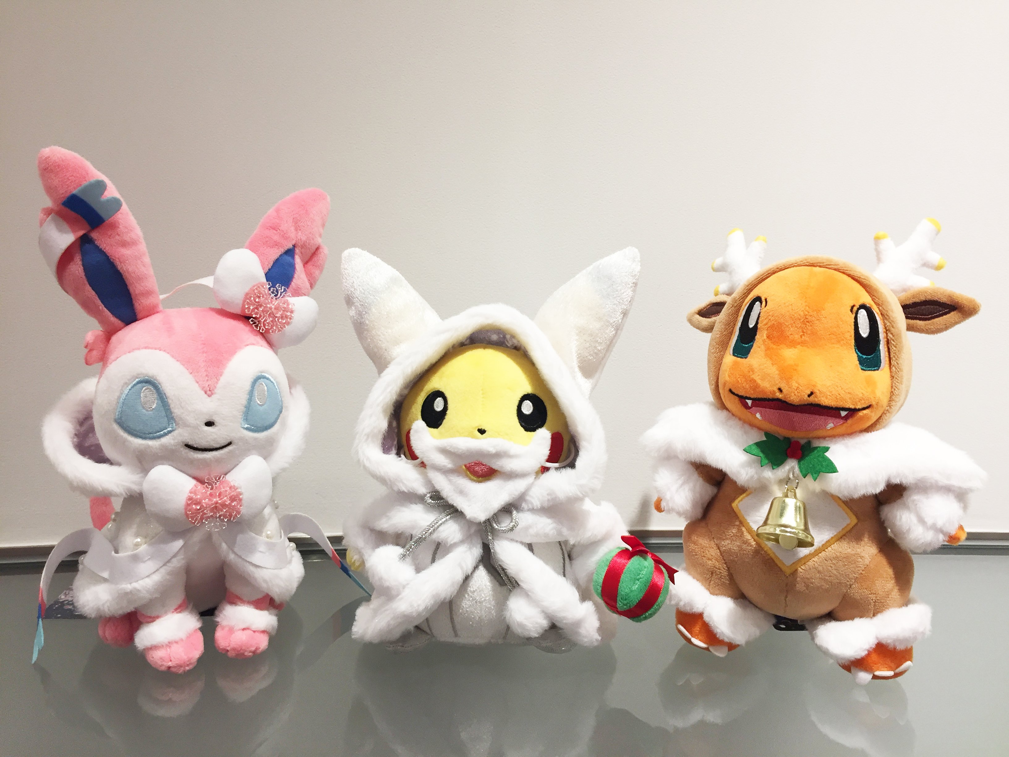 公式 プロジェクトイーブイ 続 明日 11月2日 土 発売 粉雪舞うホワイトクリスマスをテーマにしたグッズ Pokemon Frosty Christmas がポケモンセンターで発売するよ 白いサンタクロース姿のニンフィアや かまくらで遊ぶリーフィアと