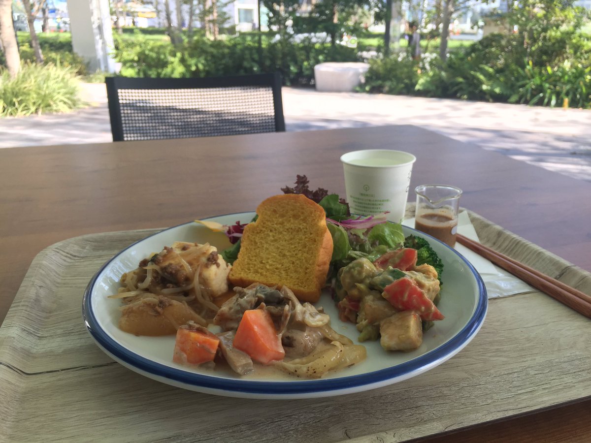 hiromomo's tweet photo. 今日は店を休んで病院巡りの日。
久々の自分慰めキャンペーンランチ中。
スパークリングワインをつけたいところだったけれど、午後から検査だもんなー。
#sparkcafe
#自分慰めキャンペーン https://t.co/xUlWkjjjNf
