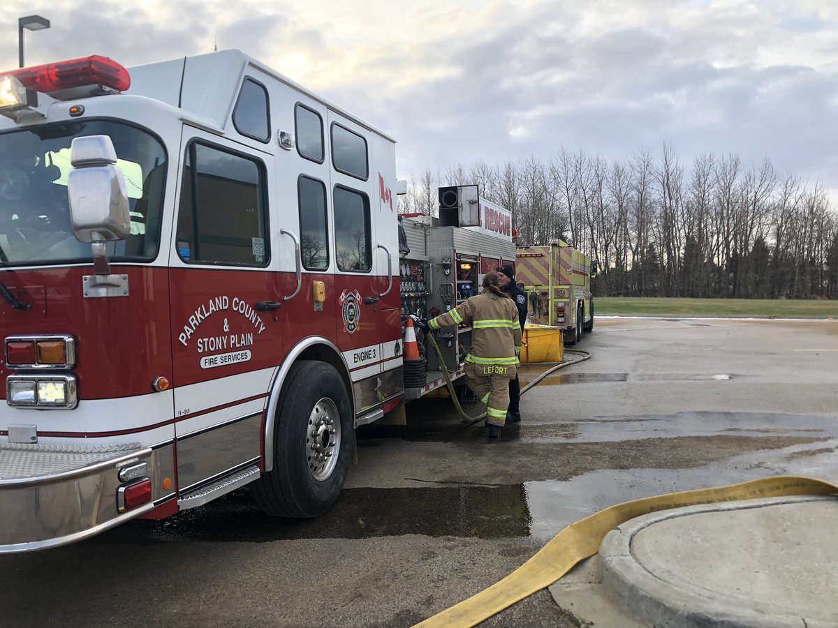 Jespersen_N's tweet image. Great day to get some pump ops and tanker shuttle practice in while the weathers nice. #spfd, #pumpops #stonyplainfire, #proffessionalism