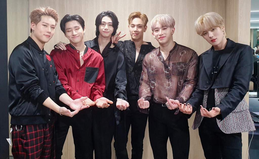 jumbojoonie's tweet photo. mx's group photo tradition of never leaving a missing member out of a photo, because they are always together as 7. here they are leaving room for wonho when he was out sick during alligator promotions, +1 for kihyun this august.

#셔누믿고따라갈게 #원호사랑해 #WONHOCOMEBACK https://t.co/bPn24efsnL