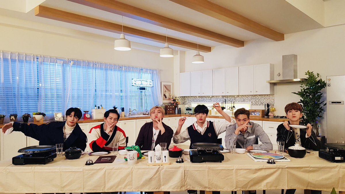 jumbojoonie's tweet photo. mx's group photo tradition of never leaving a missing member out of a photo, because they are always together as 7. here they are leaving room for wonho when he was out sick during alligator promotions, +1 for kihyun this august.

#셔누믿고따라갈게 #원호사랑해 #WONHOCOMEBACK https://t.co/bPn24efsnL