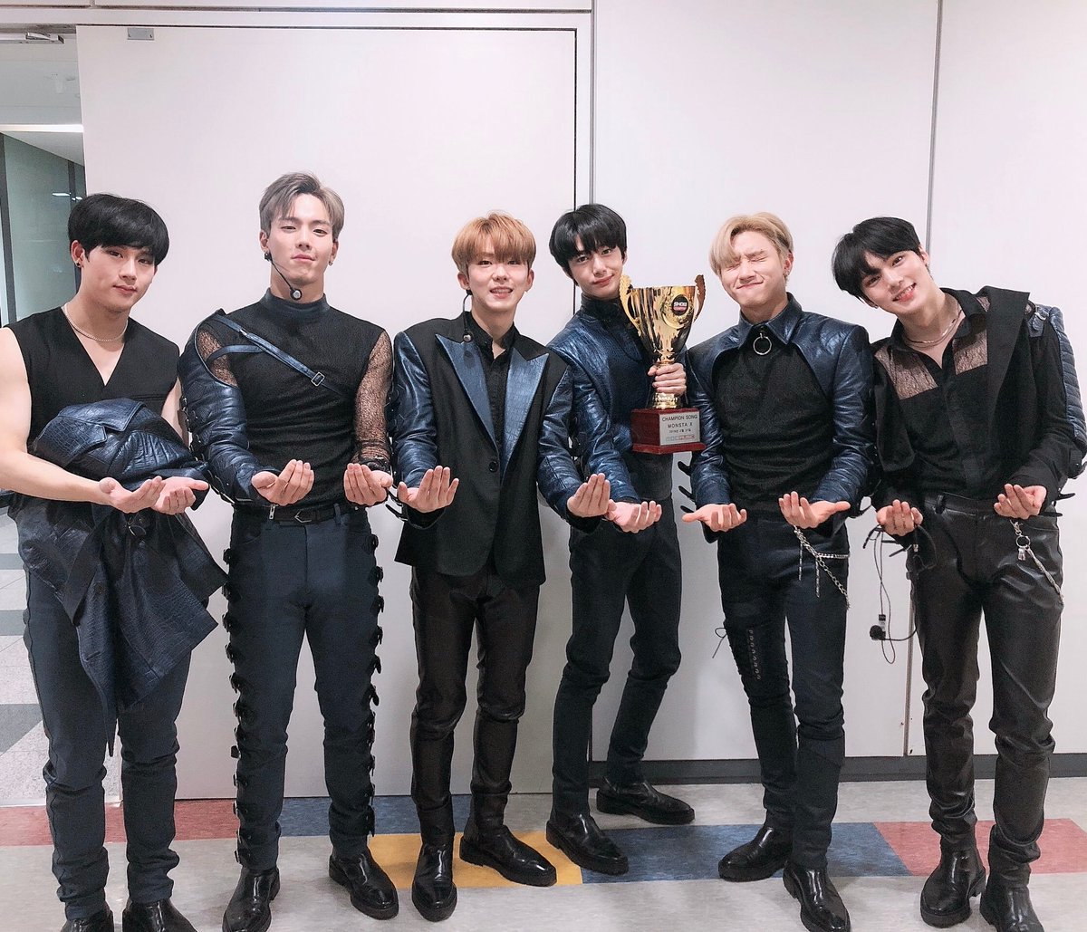 jumbojoonie's tweet photo. mx's group photo tradition of never leaving a missing member out of a photo, because they are always together as 7. here they are leaving room for wonho when he was out sick during alligator promotions, +1 for kihyun this august.

#셔누믿고따라갈게 #원호사랑해 #WONHOCOMEBACK https://t.co/bPn24efsnL