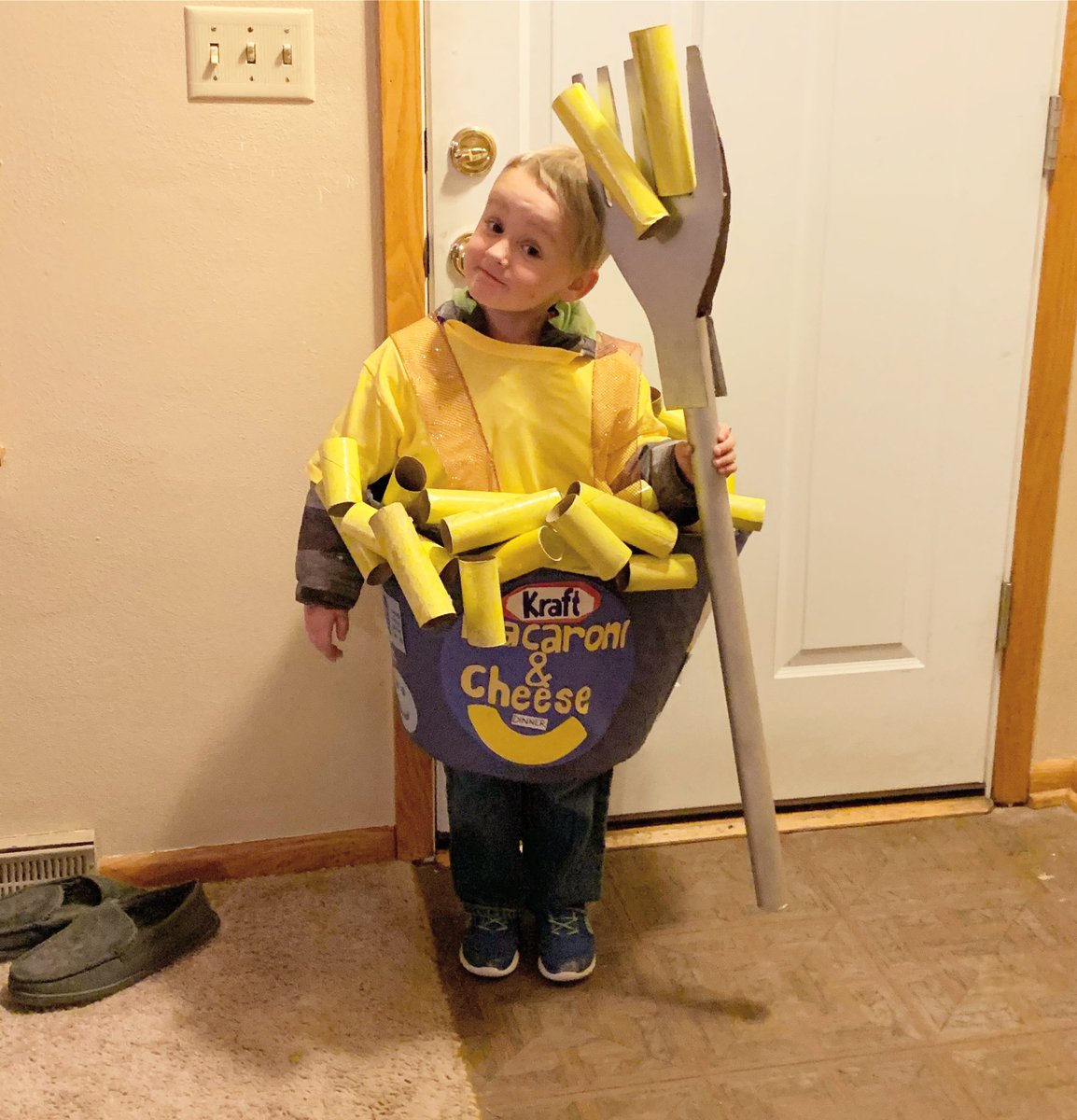 ambpechacek's tweet photo. @KraftHeinzCo Had a real cheesy Halloween! @beberndt #macandcheese https://t.co/kMVFeYaoto