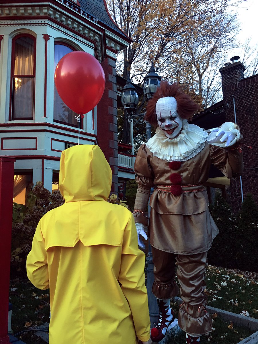 annieycao's tweet photo. #It #Pennywise #Halloween @ITMovieOfficial 🎈🤡 https://t.co/mVANj4RuqJ