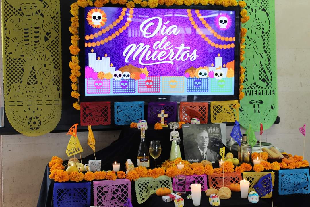radiotvuaslp's tweet photo. ¡Inaugurado en la #DRTVUASLP el #AltarDeLosMuertos2019!
Este año esta destinado a la vida y obra del poeta potosino #JoséLuisPrattz, te invitamos a visitarlo. https://t.co/h7Ymv7GLbU