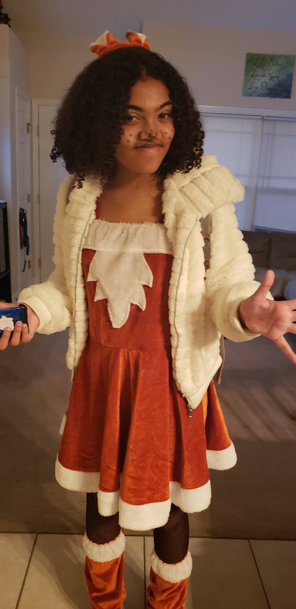 Goddesswt123's tweet photo. At least the youngest still participates! #whatdoesthefoxsay #HappyHaloween https://t.co/KS4T12TjiB