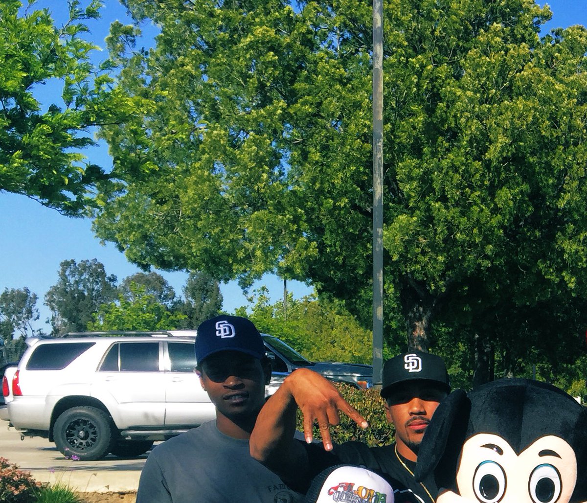 DbHathorn's tweet photo. "Lotta ghost in my pics now and they souls occupy the abyss now" -NH Happy Birthday Bro RIP 👼🏽 #BleetherWorld🌎 https://t.co/PgTKUrq3LZ