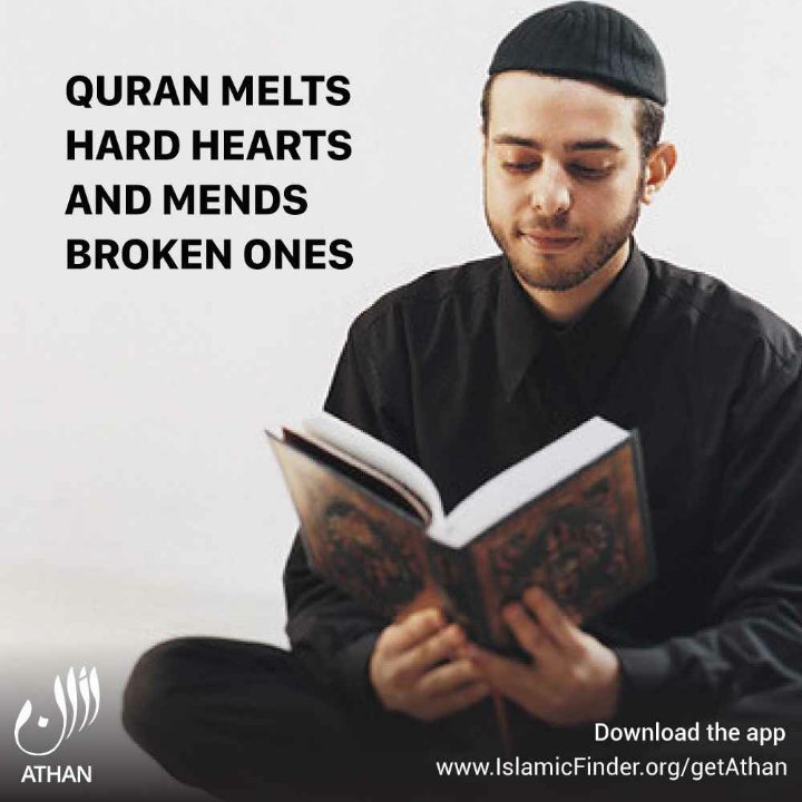 Что читает имам. Чтение Корана. Человек читает Коран. Парень читает Коран. Парень с Кораном.