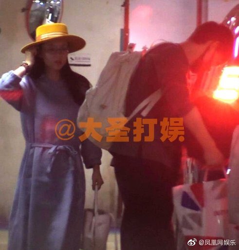dramapotatoe's tweet photo. [trending] #WuQian and #ZhangYujian dating rumors arise again as the #LeCoupdeFoudre leads were spotted allegedly picking up Wu Qian’s parents at the airport and then heading home together  

#吴倩 #张雨剑 #janicewu https://t.co/fGj8UKLnUL
