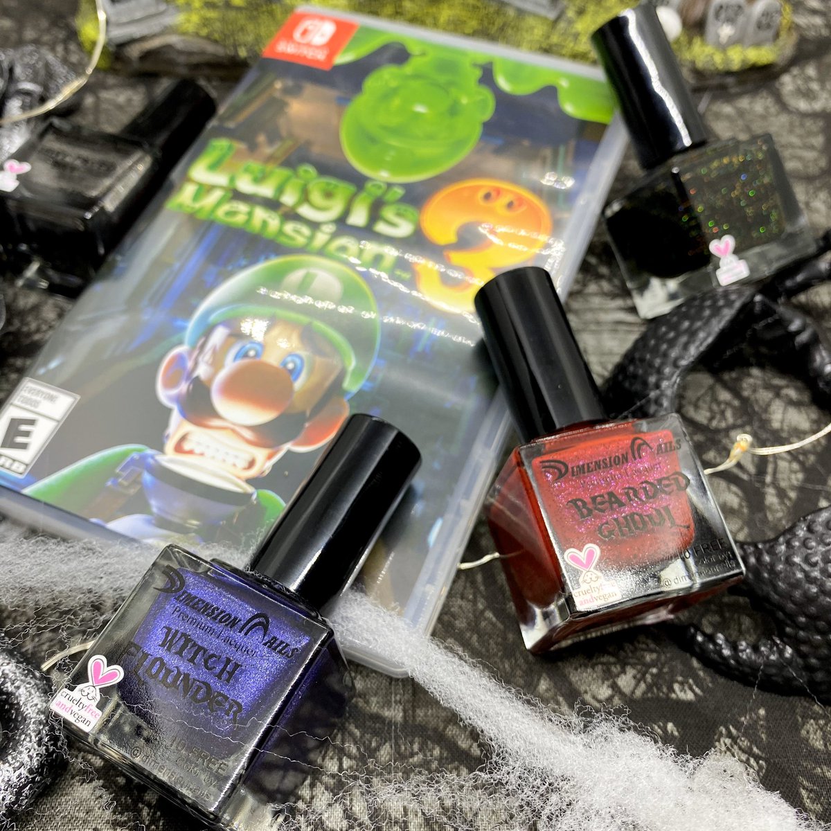 Halloween mood. Nails and video games! Anyone else get the new Luigis Mansion 3? 😍🎃🖤 #halloween #nintendo #LuigisMansion3