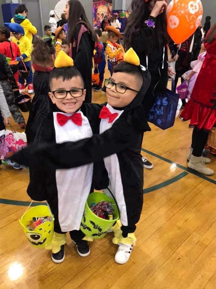 ChiRoboticsGirl's tweet image. My kids trick or treating saying Merry Halloween. #SnowInOctober #HappyHalloween #chicagoweather #MerryHalloween