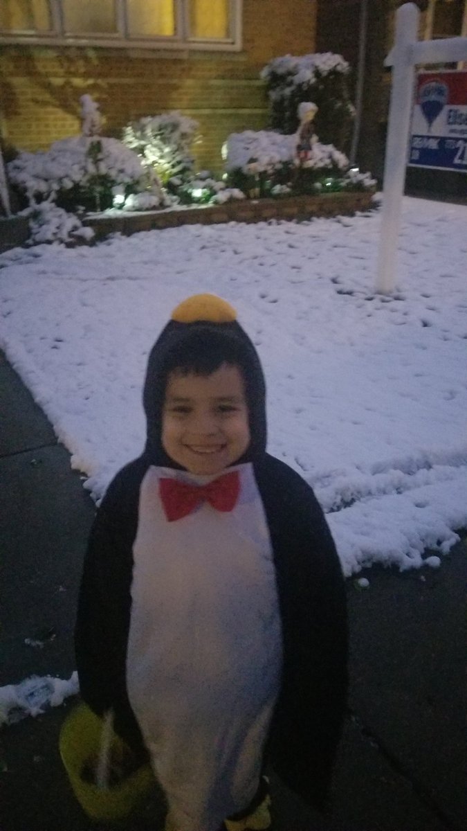 ChiRoboticsGirl's tweet image. My kids trick or treating saying Merry Halloween. #SnowInOctober #HappyHalloween #chicagoweather #MerryHalloween