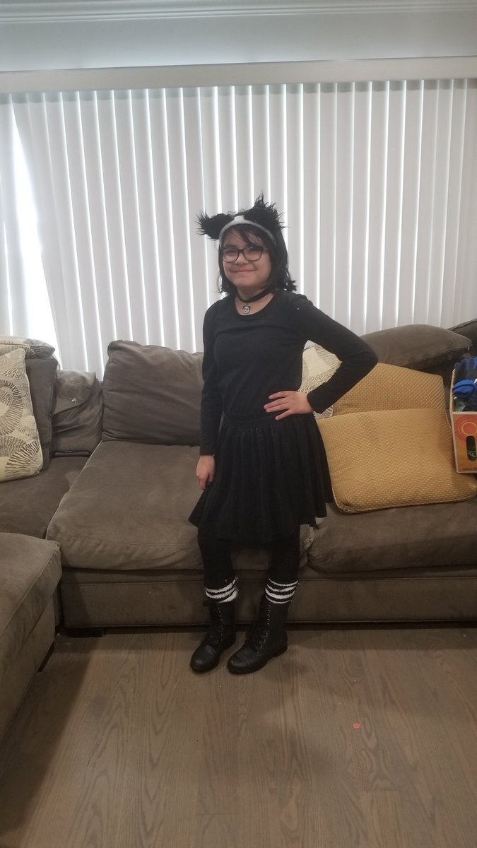 ChiRoboticsGirl's tweet image. My kids trick or treating saying Merry Halloween. #SnowInOctober #HappyHalloween #chicagoweather #MerryHalloween