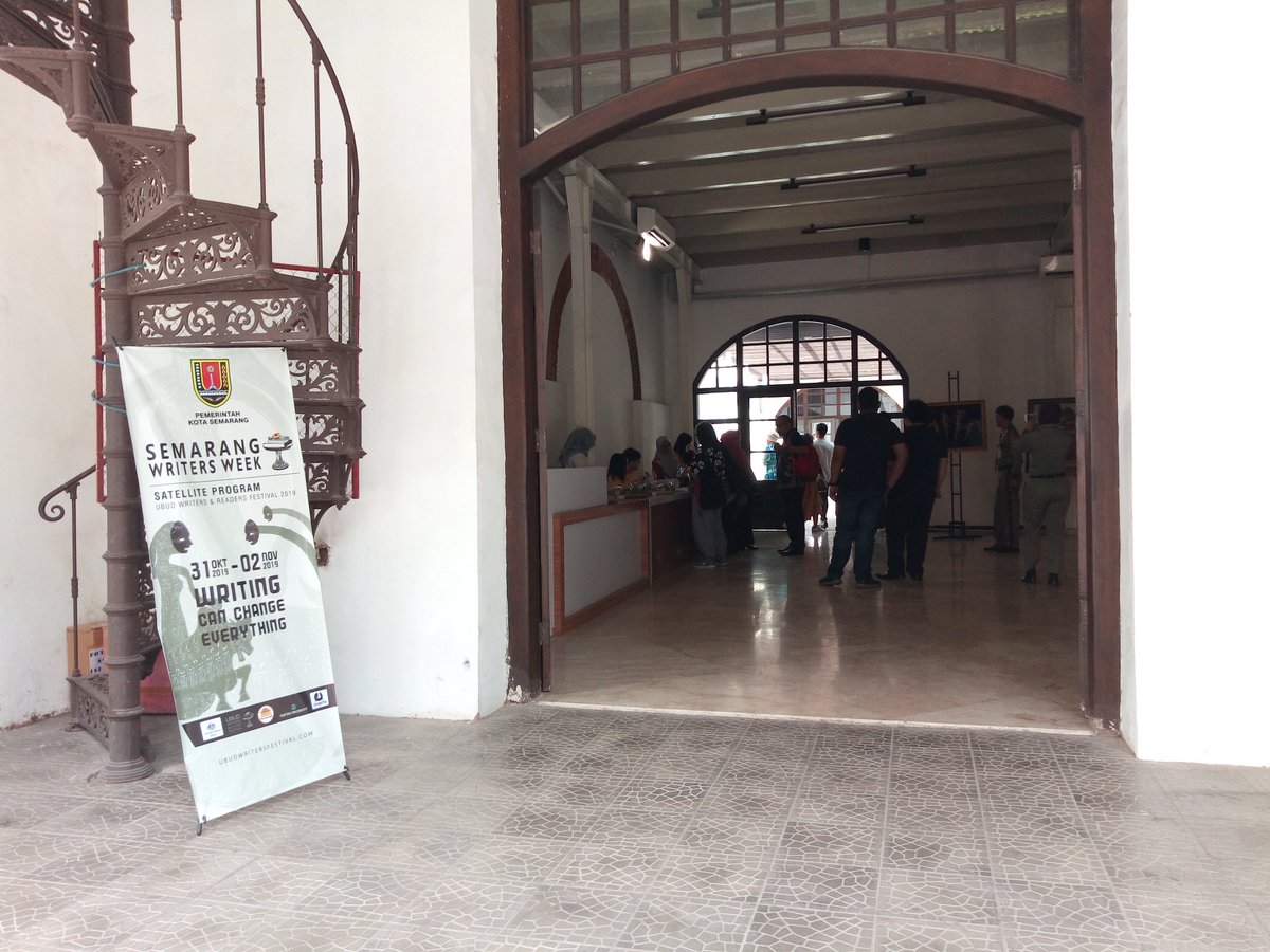 vabyo's tweet photo. Siang ini saya ada di Gedung Oudetrap untuk Semarang Writers Week. Mari mampir!
#UWRF19 #SatelliteProgram https://t.co/3Kb48F0cFv