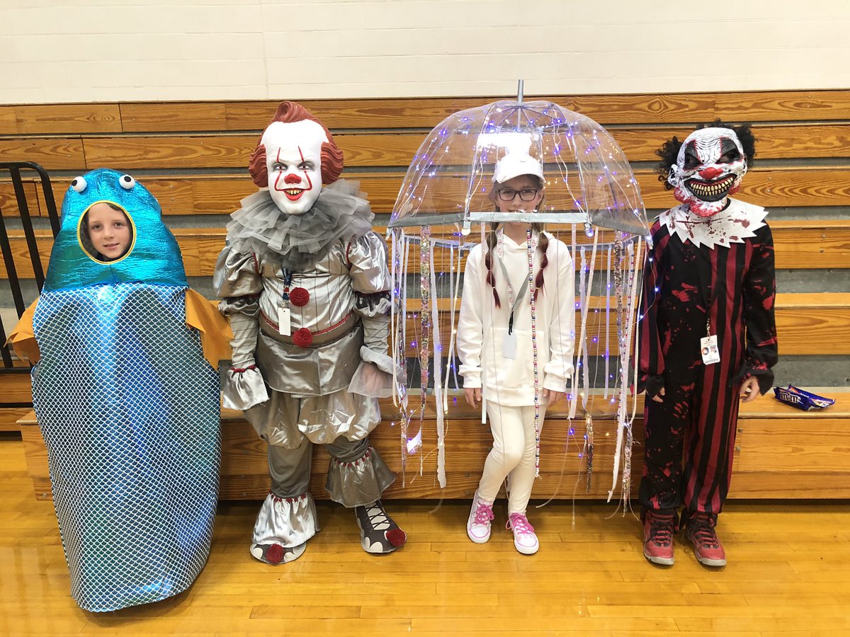 klknr25's tweet photo. Happy Halloween from 5th grade!🎃 #wesclinwarriors https://t.co/qvIkqSN7DK