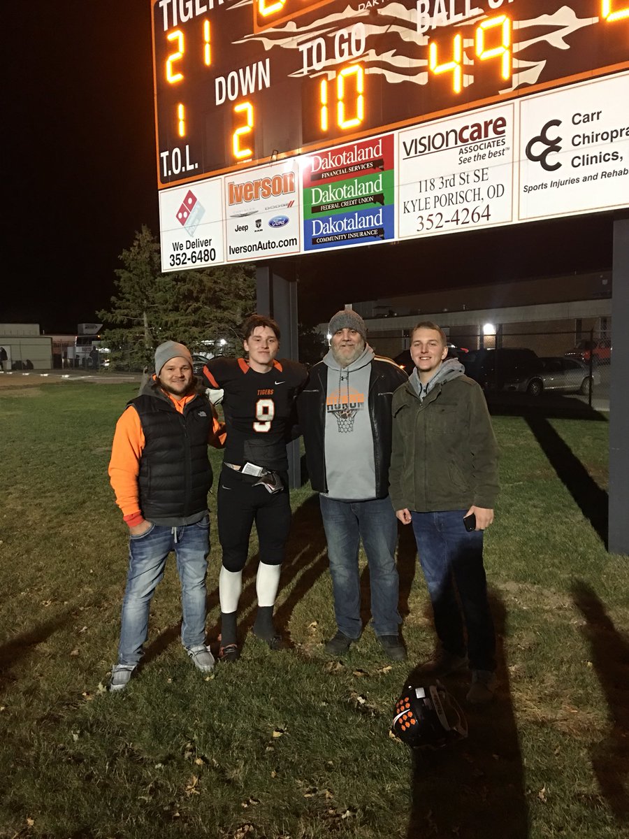 kenny03910549's tweet photo. Big win tonight fellas!! 21-6 Tiger win!! Keep grinding eye on the prize!! #prouddad #greattobeatiger!! https://t.co/JMsWImNwBZ