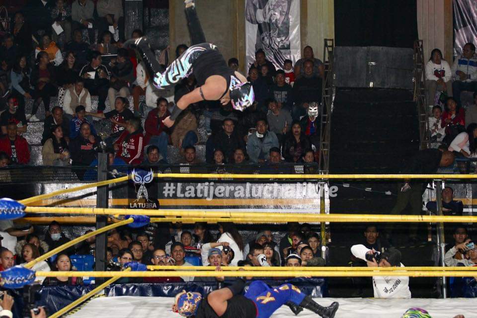 LaTijeraLucha's tweet photo. Da apertura la función del #CastillodelTerror2019 en la #ArenaNaucalpan,con triunfo para la pareja de #Auzter &amp; #ShadowBoy ante #NezaKid &amp; #GüeroPalma por medio d vuelos desde la tercera cuerda para posteriormente el referí #Goliath dar conteo de 3 en el evento de #IWRG
#latijera https://t.co/mslXhWgxZ1