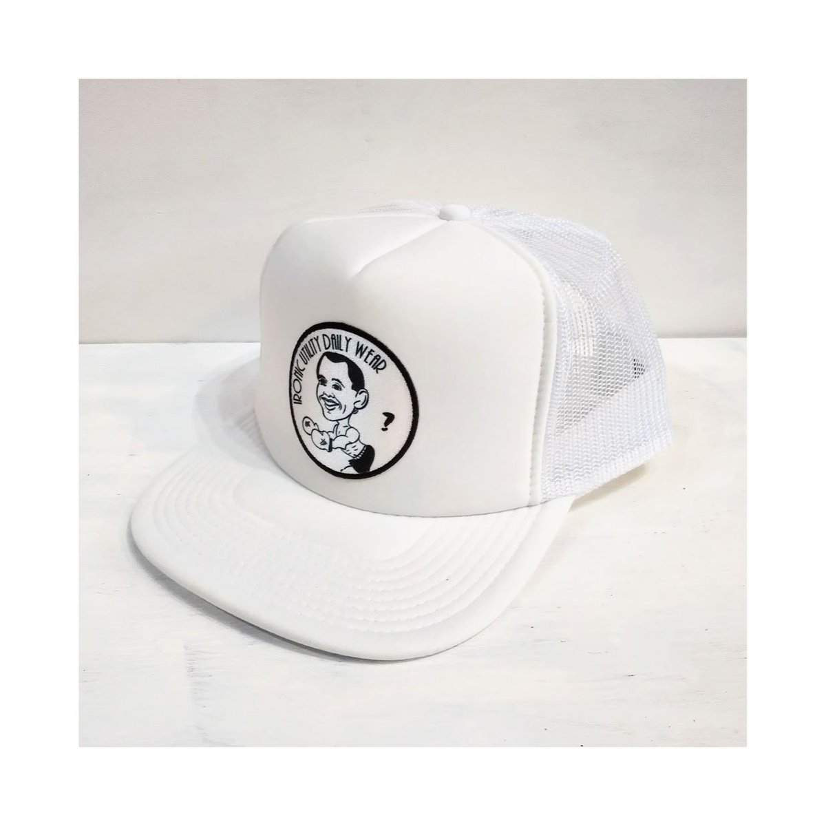 Evoluir Ironic Joy Ironic Boxer Cap White Gray アメコミを思わせるグラフィックが描かれた 伝説 のボクサーcap Evoluir Selectshop 金沢市 静岡市 Enjoy Graphicdesign 帽子 Cap メッシュキャップ Boxer ボクシング Sports