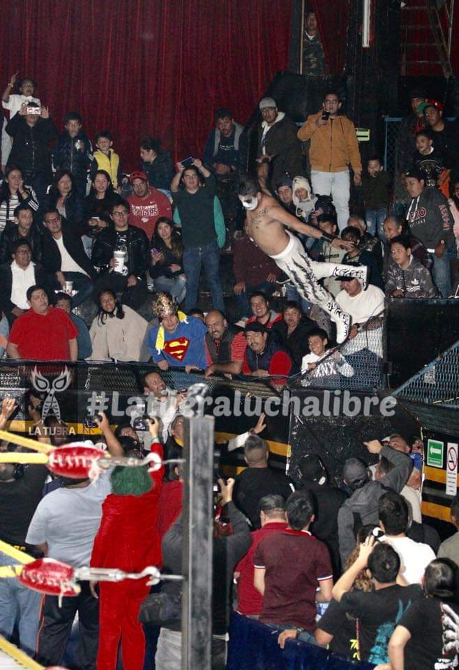 LaTijeraLucha's tweet photo. Espectacular contienda y sobre todo bien luchado a ras de lona #CastillodelTerror2019 en #ArenaNaucalpan,la tercia #Freelance #PumadeOro #AtomicStar se lleva la victoria ante #Avisman,#FulgoI y #FulgorII donde hubo un vuelo desde el palco d transmisiones #IWRG
#latijeraluchalibre https://t.co/5g9YkV1xBP