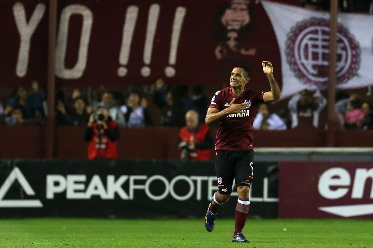 JuliMicheles's tweet photo. Lo de Sand te expone: los elogios se repiten.. ¡¡El tipo tiene 39 años!! ¡¡¡¡39!!!! Juega todos los partidos los 90 minutos con un desgaste físico tremendo, no para de hacer goles y a eso le agregó participación en el juego. Goleador del campeonato. Si quiere, juega hasta los 50. https://t.co/1FP70C13dM