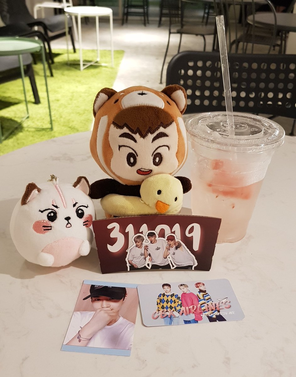 ryeongbaebae's tweet photo. I am 2 days late but thank you @cbxcafesg for holding a special event for our CBX at +82! Looking forward to going coffeesmith tmr!❤
#3YearsWithCBX #EXO_CBX #CBXCAFESG https://t.co/h3QkygjjGS