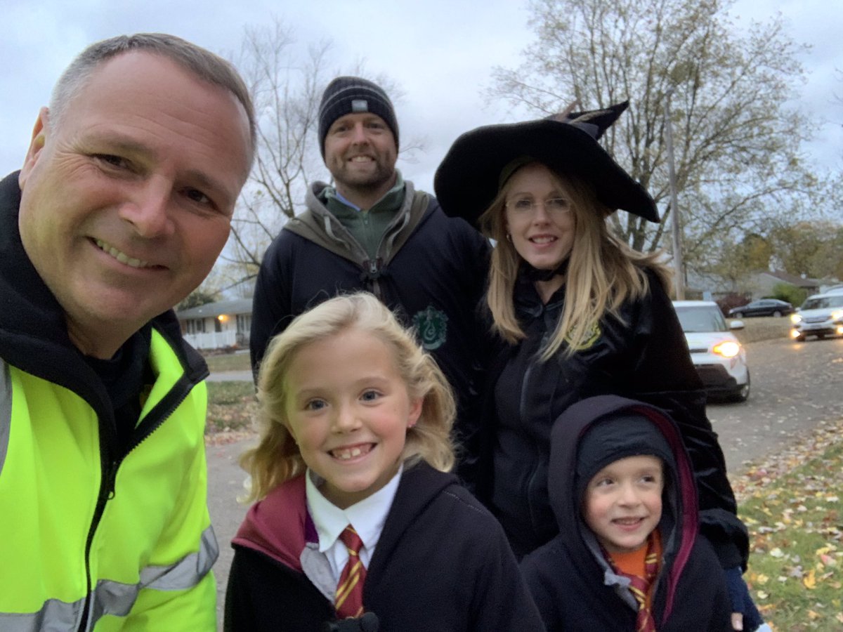 ChiefFisher602's tweet photo. Lots of #TrickOrTreat fun tonight in Hilliard. I met many new friends, including another police officer! 🚓🎃 https://t.co/pE9zlJrLOn