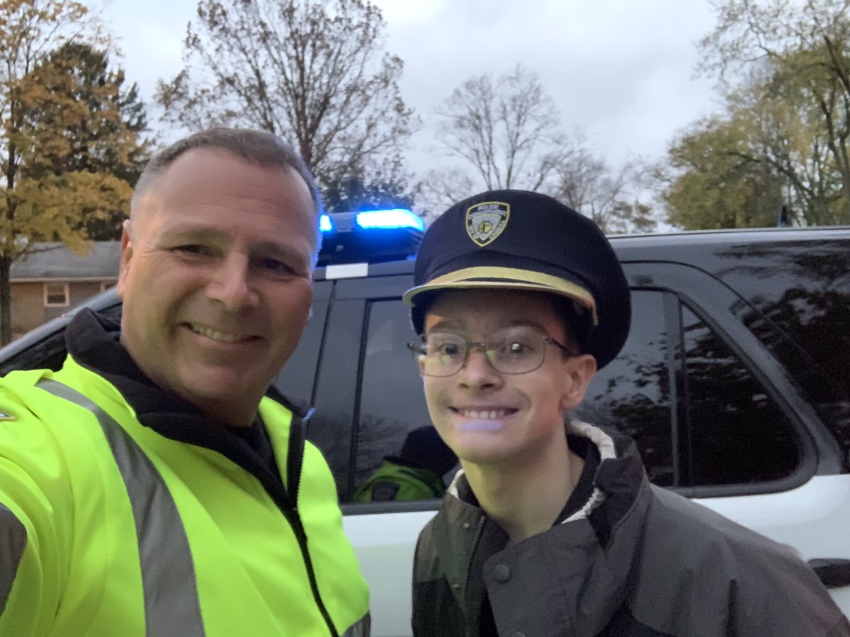 ChiefFisher602's tweet photo. Lots of #TrickOrTreat fun tonight in Hilliard. I met many new friends, including another police officer! 🚓🎃 https://t.co/pE9zlJrLOn