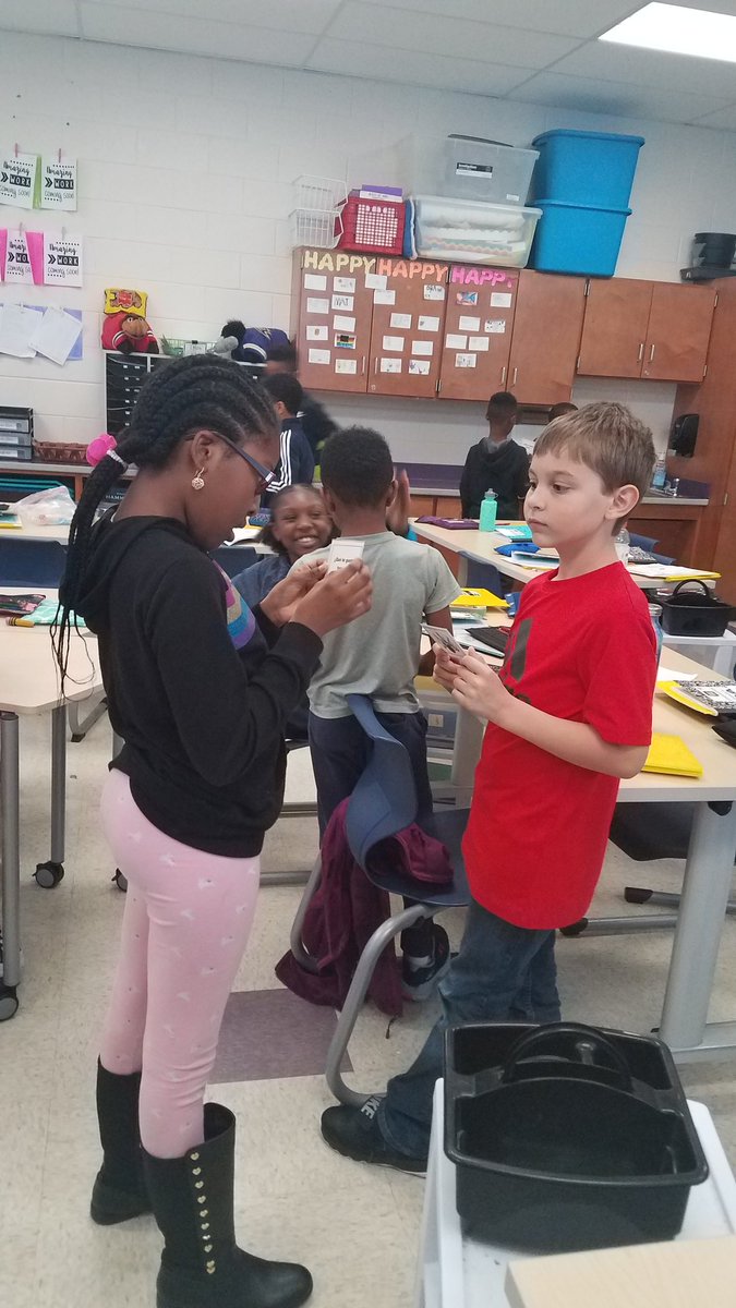SraChupnick's tweet photo. @MrsReider_LMES's Gr4 class @LyonsMill practiced talking in Spanish about the sports we like &amp; don't like to play or do with a conversation game! #LanguageIsLiteracy @OWLteamBCPS @BaltCoPS @BcpsPassport #VIVAPassport #bcpspassport https://t.co/oDPpnUP5Hp