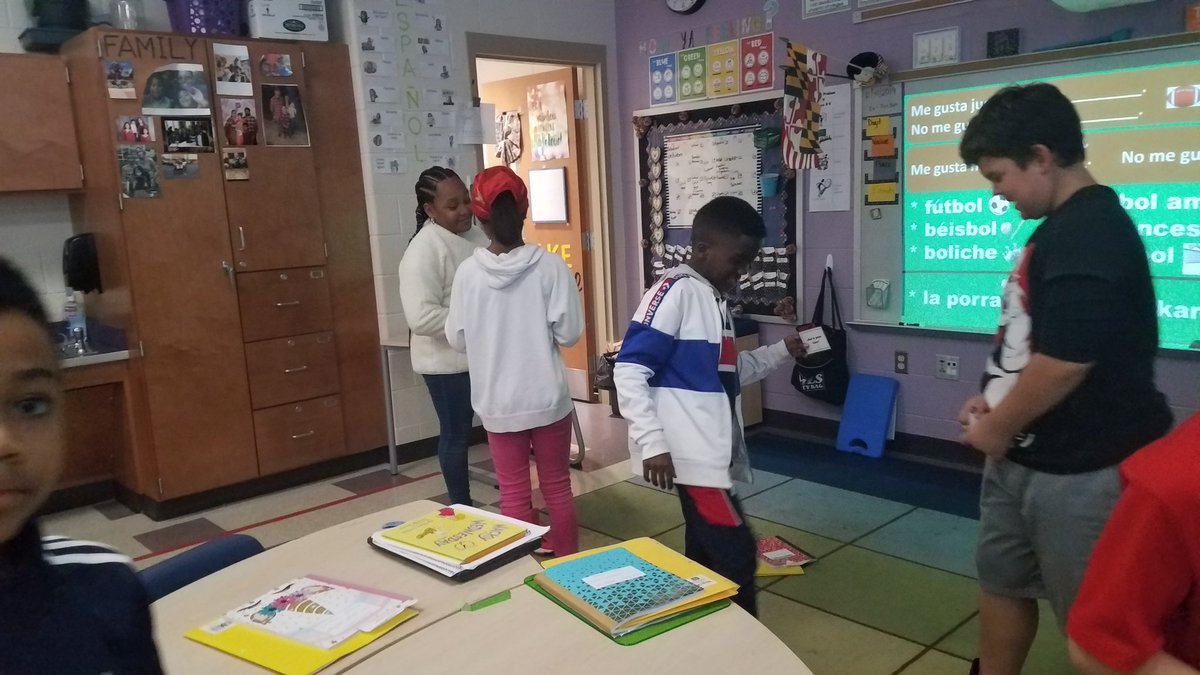 SraChupnick's tweet photo. @MrsReider_LMES's Gr4 class @LyonsMill practiced talking in Spanish about the sports we like &amp; don't like to play or do with a conversation game! #LanguageIsLiteracy @OWLteamBCPS @BaltCoPS @BcpsPassport #VIVAPassport #bcpspassport https://t.co/oDPpnUP5Hp