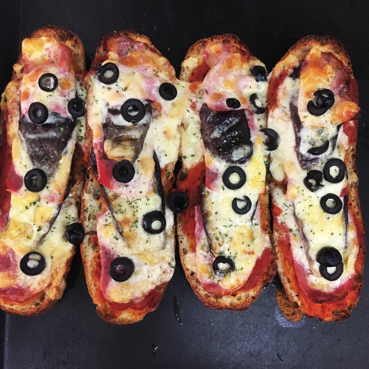 Twitter पर 松永健太 朝グリルしたナスを使用したタルティーヌ 当店自慢のバゲット 自家製トマトソース ナス ベーコン オリーブ チーズのタルティーヌです 本日のパン