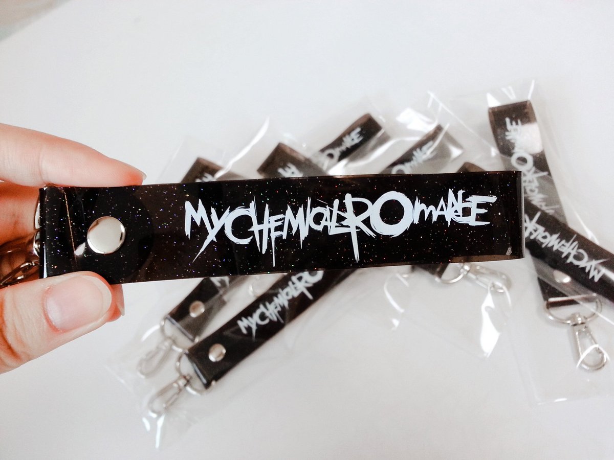 H0D4K's tweet photo. #mychemicalromance
나도 별거 아니지만 뿌릴래 ㅋㅋ
엠샬 재결합 기념으로 RT 한분 블퍼 스트랩 보내드릴게요🖤🖤🖤🖤 https://t.co/Y603Hk8dvi