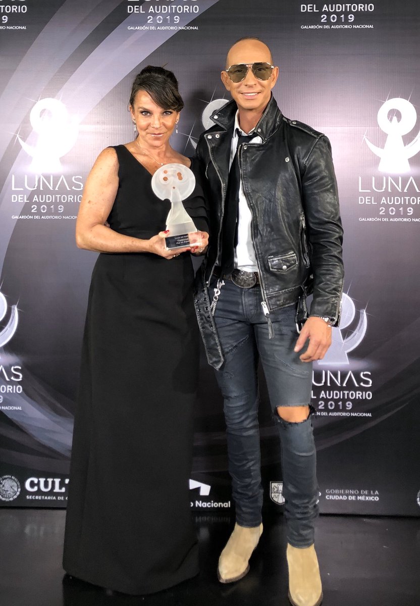 Timbiriche_35's tweet photo. Gracias, @LunasAuditorio @AuditorioMx por esta gran luna. Muy agradecidos, con todos ustedes, nuestros fans y amigos. 💙💛 Categoría #PopEnEspañol https://t.co/AXAe2vA6Kq