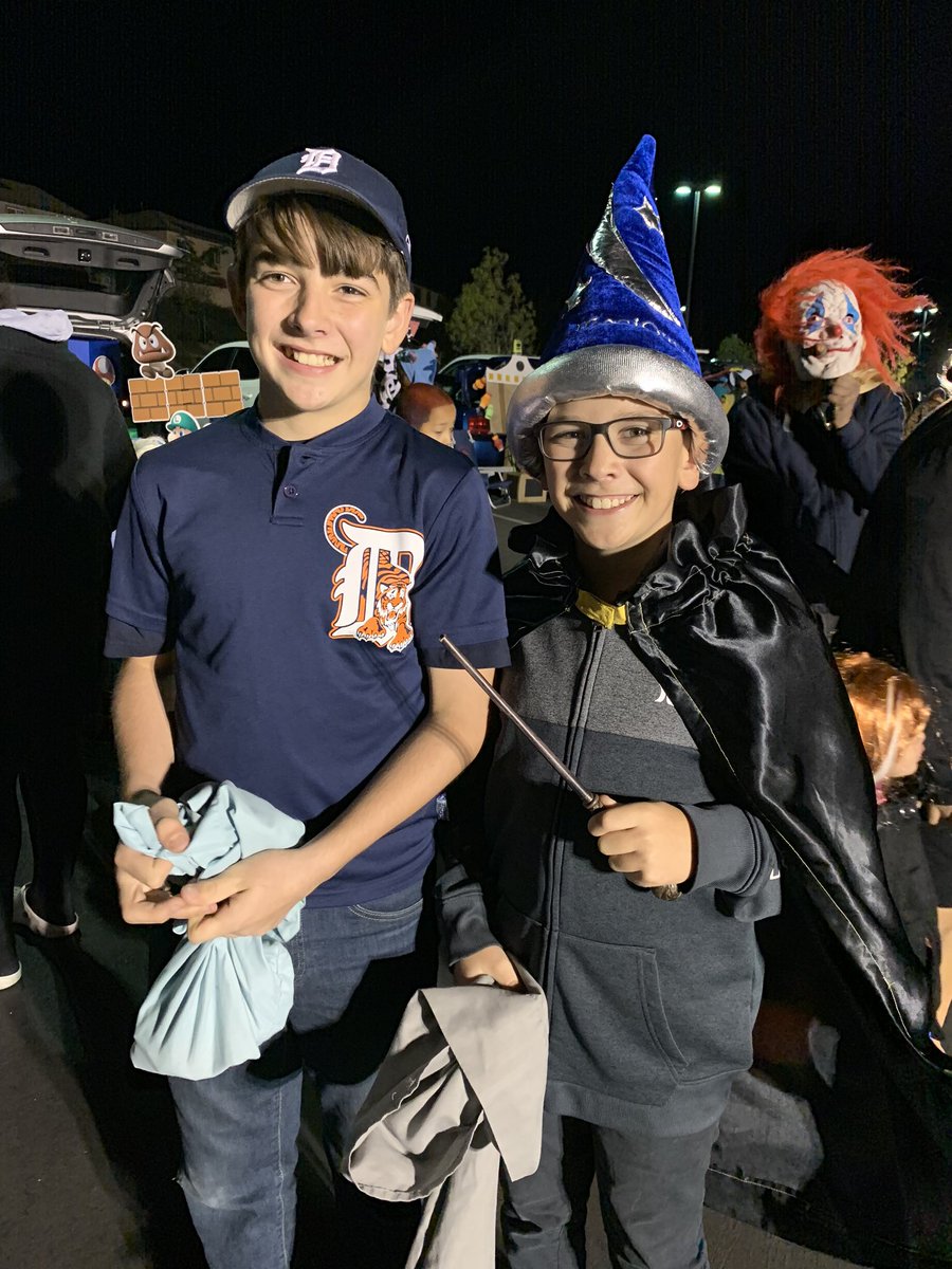 LucyKirchh's tweet photo. @TrPatel20 So cute!!! We actually pulled off some makeshift/last minute costumes & went Trick-or-Treating during a power outage! #cellphoneflashlight #generatorsrunning https://t.co/QgPhHVx1jO