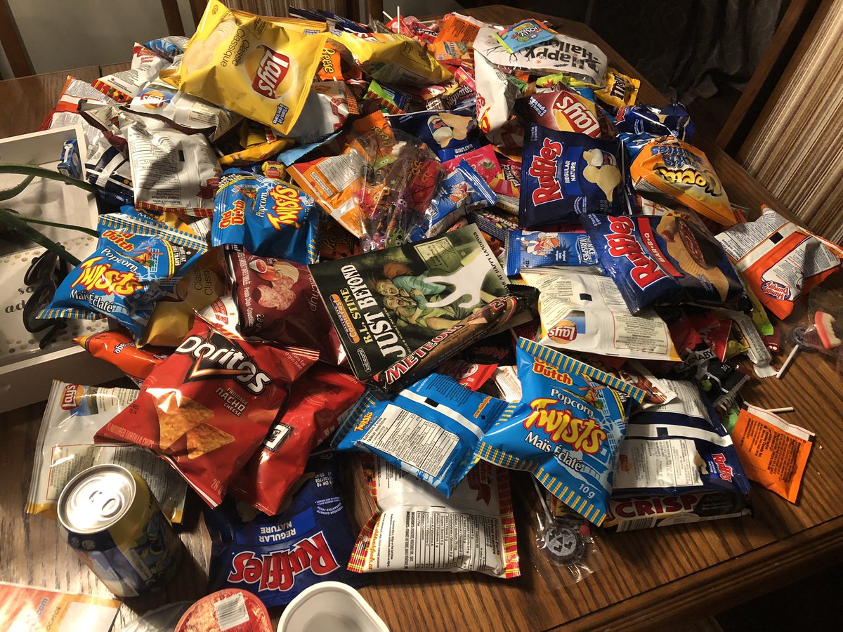 Goldneye1971's tweet photo. The boys brought in a pretty good haul tonight!!  That’s a lot of chips and candy for me...er...um, them to snack on!!  😳😂 #Hallonween https://t.co/kZUdR8I5dw