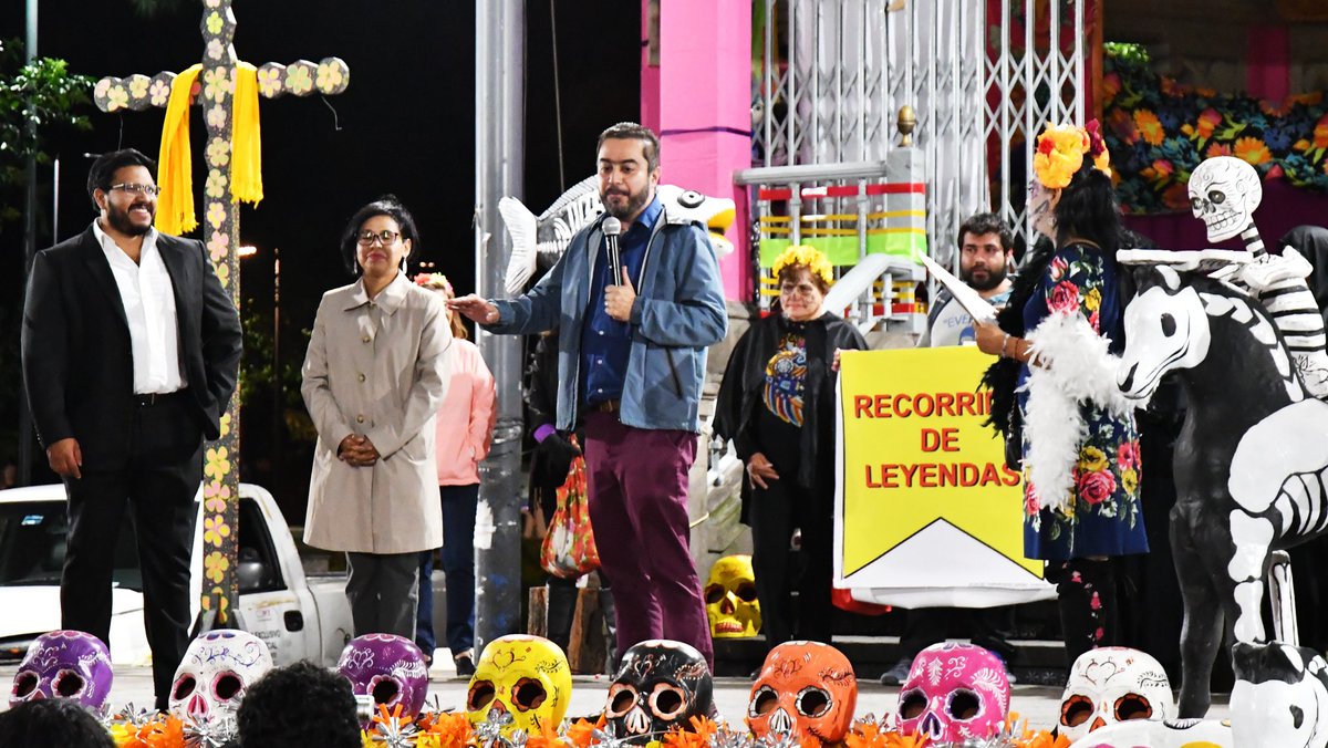 AzcapotzalcoMx's tweet photo. 🏵🕯 Iniciamos las festividades de #DíaDeMuertos con una ofrenda en el kiosco del Jardín Hidalgo, vive nuestras tradiciones en #Azcapotzalco y disfruta en familia de las diversas actividades del 31 de octubre al 3 de noviembre.
#SoyAzcapo 🐜 #ConoceAzcapo 💀 https://t.co/p1pJpupwAD