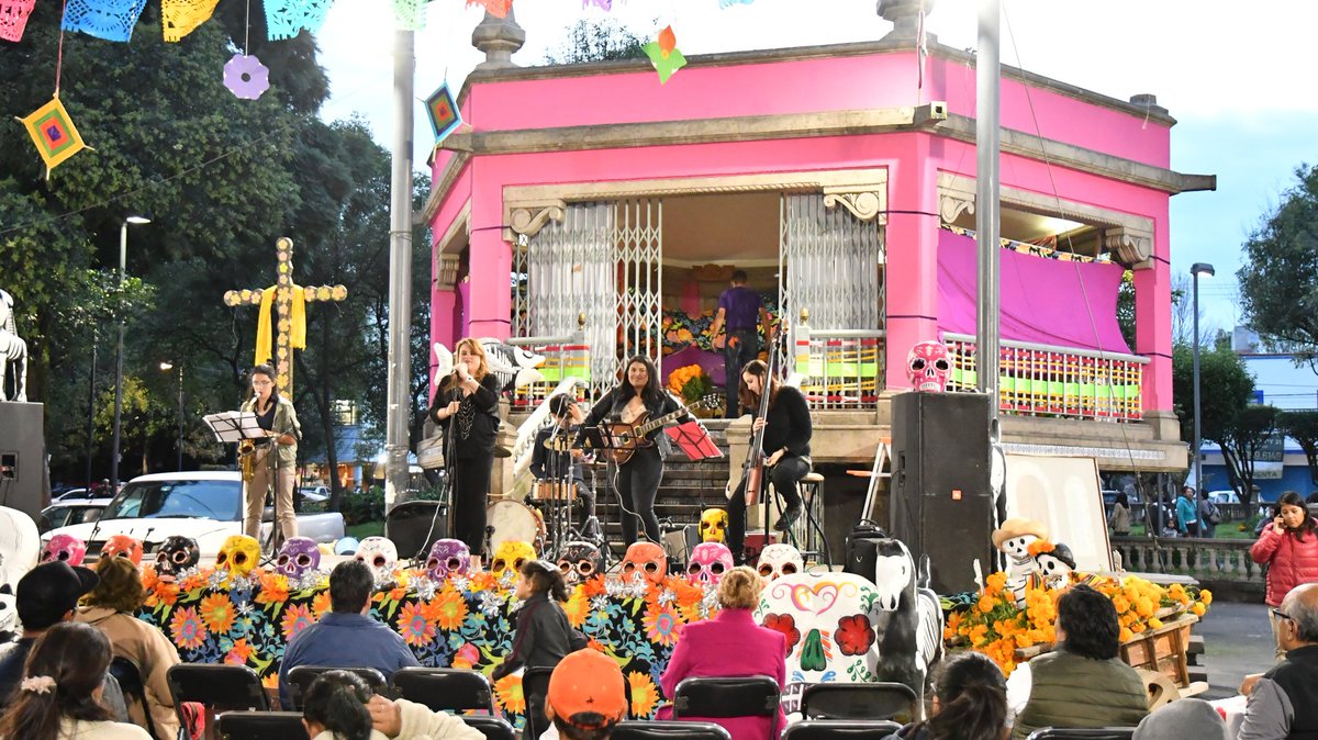 AzcapotzalcoMx's tweet photo. 🏵🕯 Iniciamos las festividades de #DíaDeMuertos con una ofrenda en el kiosco del Jardín Hidalgo, vive nuestras tradiciones en #Azcapotzalco y disfruta en familia de las diversas actividades del 31 de octubre al 3 de noviembre.
#SoyAzcapo 🐜 #ConoceAzcapo 💀 https://t.co/p1pJpupwAD