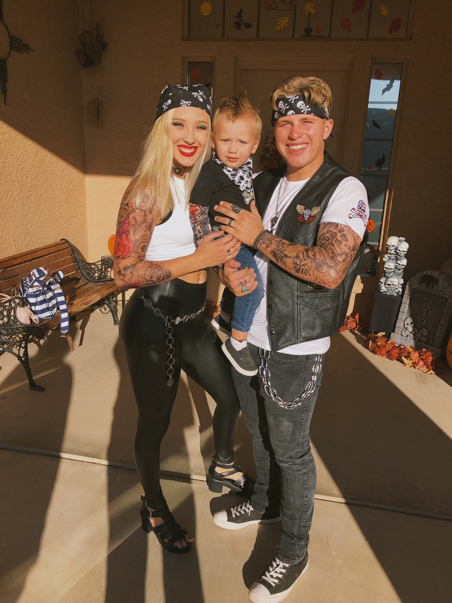 WhitneyKunkle's tweet photo. Happy Halloween from us!🕷🎃🖤 https://t.co/CMPDRJojxS