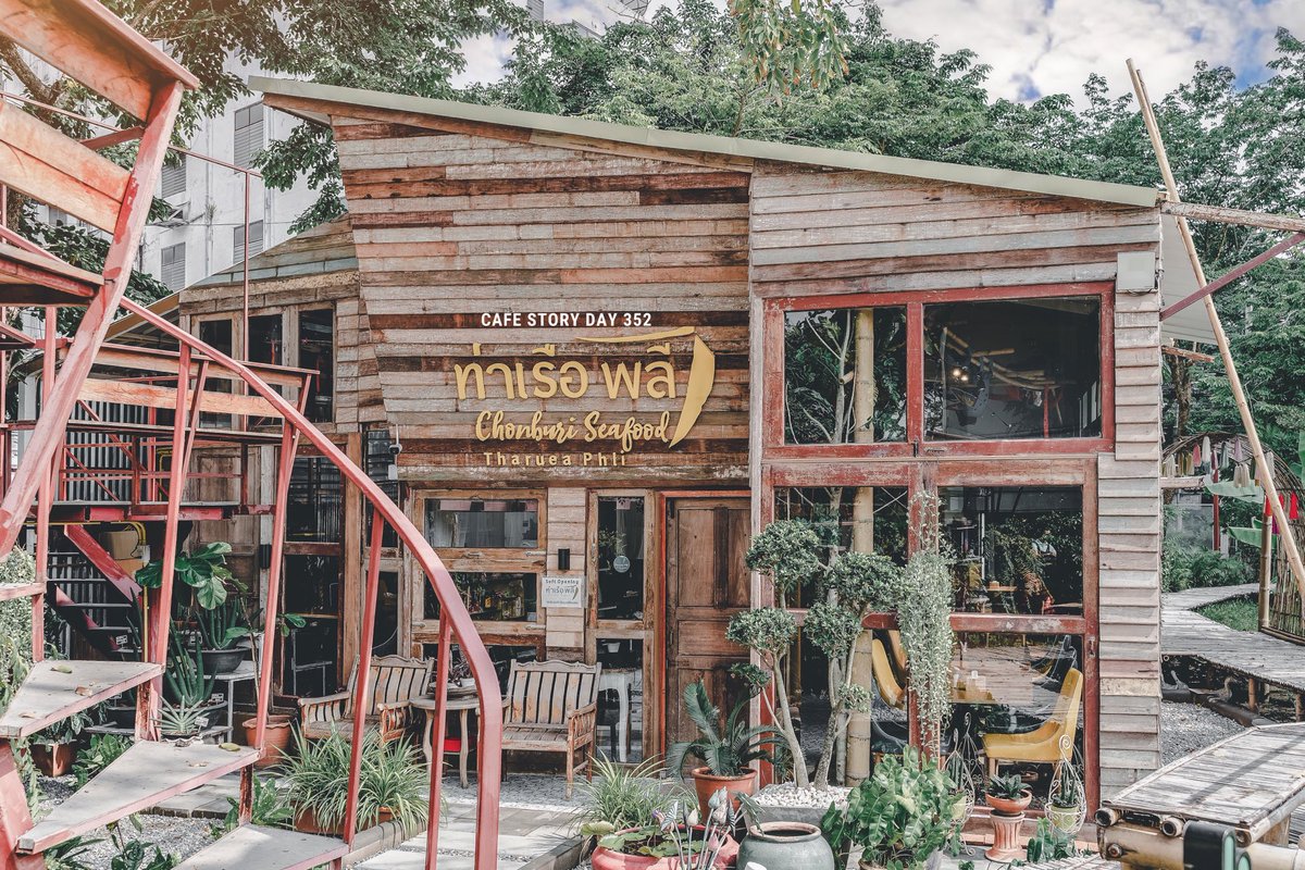 CafeStoryTH's tweet photo. ท่าเรือพลี 🏡🐟🦞🌲 #สุขุมวิท101/1

ร้านอาหารทะเลที่ยำความอร่อยตามต้นตำร���บชลบุรีแท้ๆมาไว้ที่สุขุมวิท 101/1 เจ้าของร้านคือ คุณพรต (วรพรต ชะเอม) นักแสดงช่องเจ็ดที่เราคุ้นเคยครับ นอกจากอาหารทะเลยังมีเมนูเด็ดๆอื่นๆอีกเพียบ ร้านอยู่บริเวณเดียวกับคาเฟ่ ร้านกาแฟดังชื่อกระทรวงการคั่ว https://t.co/PvPIeXGKrc