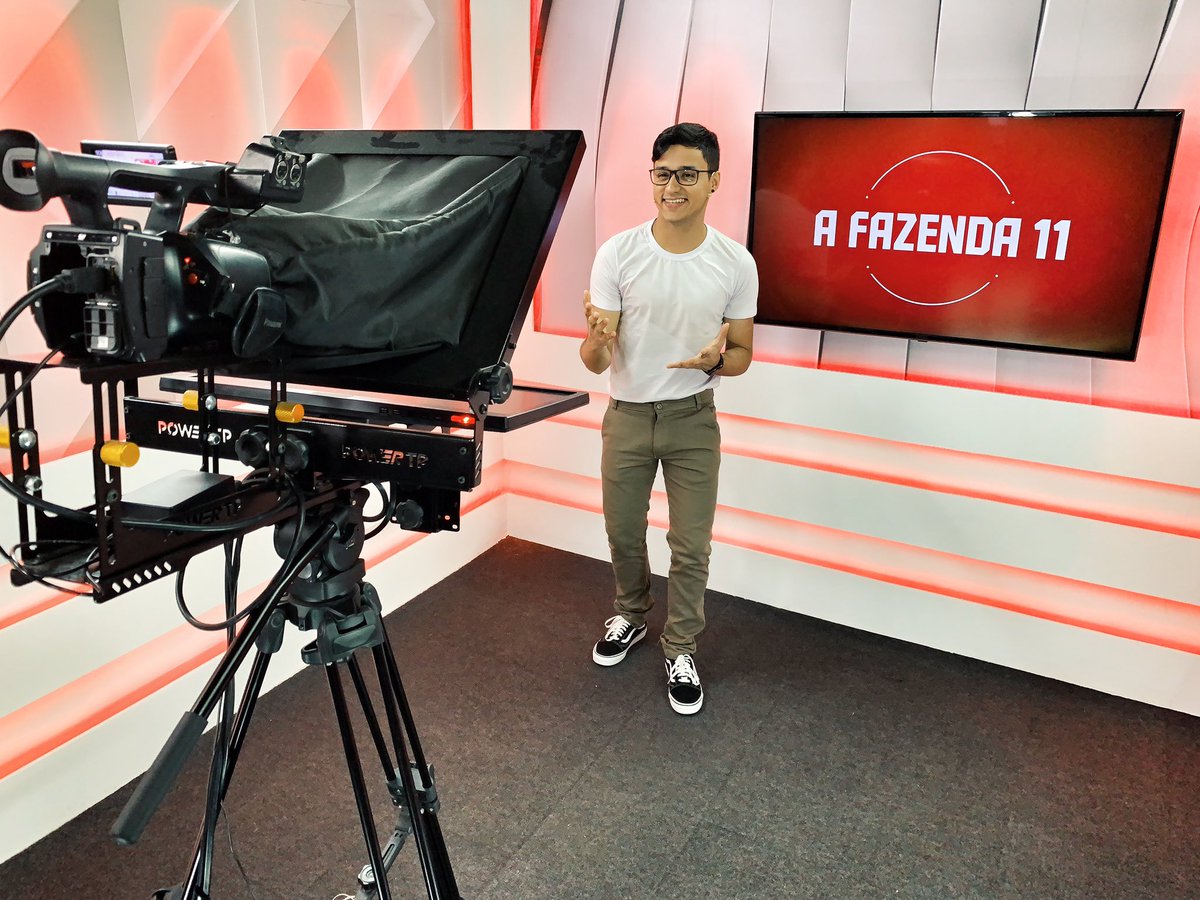 diegoschueng's tweet photo. 🎥 Falar com a câmera nunca me deu medo, não tem por que correr desse trem, uai! 😆
.
Mais uma Live pro @foradehoratv na cobertura da #AFazenda11! 🔥 no fenuuuu!
.
#playplus #afazenda #record #recordtv #live #aovivo #televison #youtube #news #noar #fhtv #foradehoratv https://t.co/0JVPMLzWnm