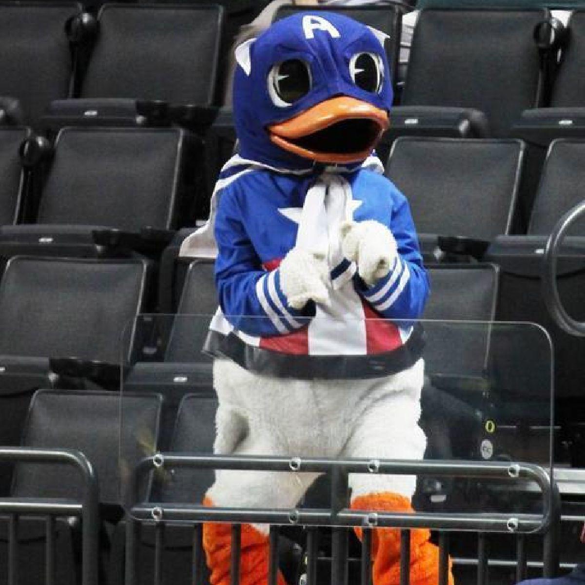 The_Original_'s tweet photo. @TheOregonDuck Looks Like You Found Your Back Up Costume......😉 #DuckStyle💪 https://t.co/WHmYC6sX3m