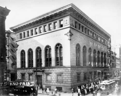 :First National Bank Building (Pittsburgh) before 1912 renovations, 511 Wood Street, Pittsburgh, Pennsylvania. Architect: D. H. Burnham & Company. Date	circa 1909 Source	http://www.phlf.org/education-department/burnham-company-in-pittsburgh/ Author	Unknown Permission (Reusing this file)	 public domain   Public domain This media file is in the public domain