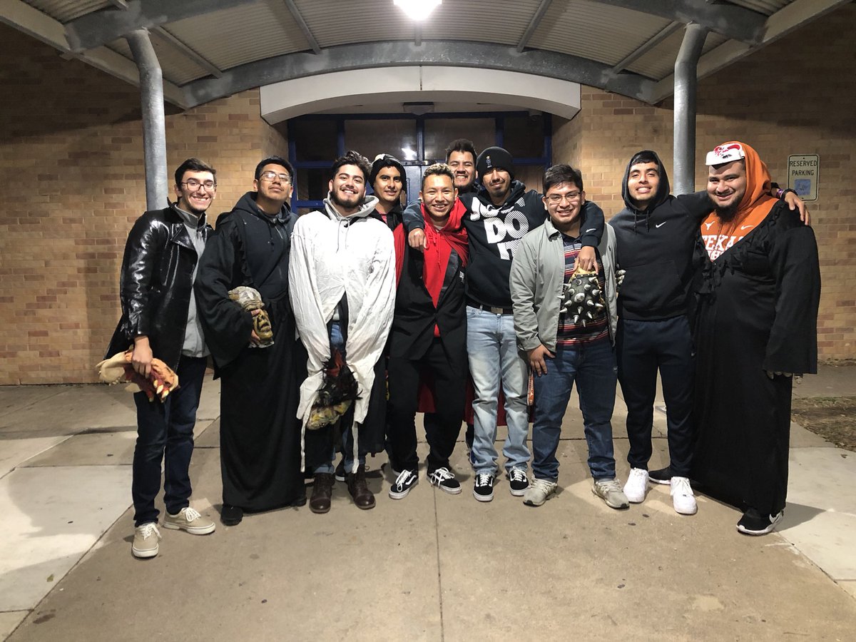 AnAvgLatinoTwts's tweet image. My favorite part of Halloween is scaring white people in East Austin to keep gentrification to a minimum 

#HaskellStreet #WhySLB