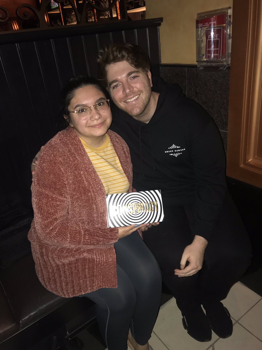 shanedawson's tweet photo. gave out palettes at the cheesecake factory tonight and i couldn’t think of a better way to celebrate the 
pre-launch :,) #shanexjefree https://t.co/GOahPBQWPD