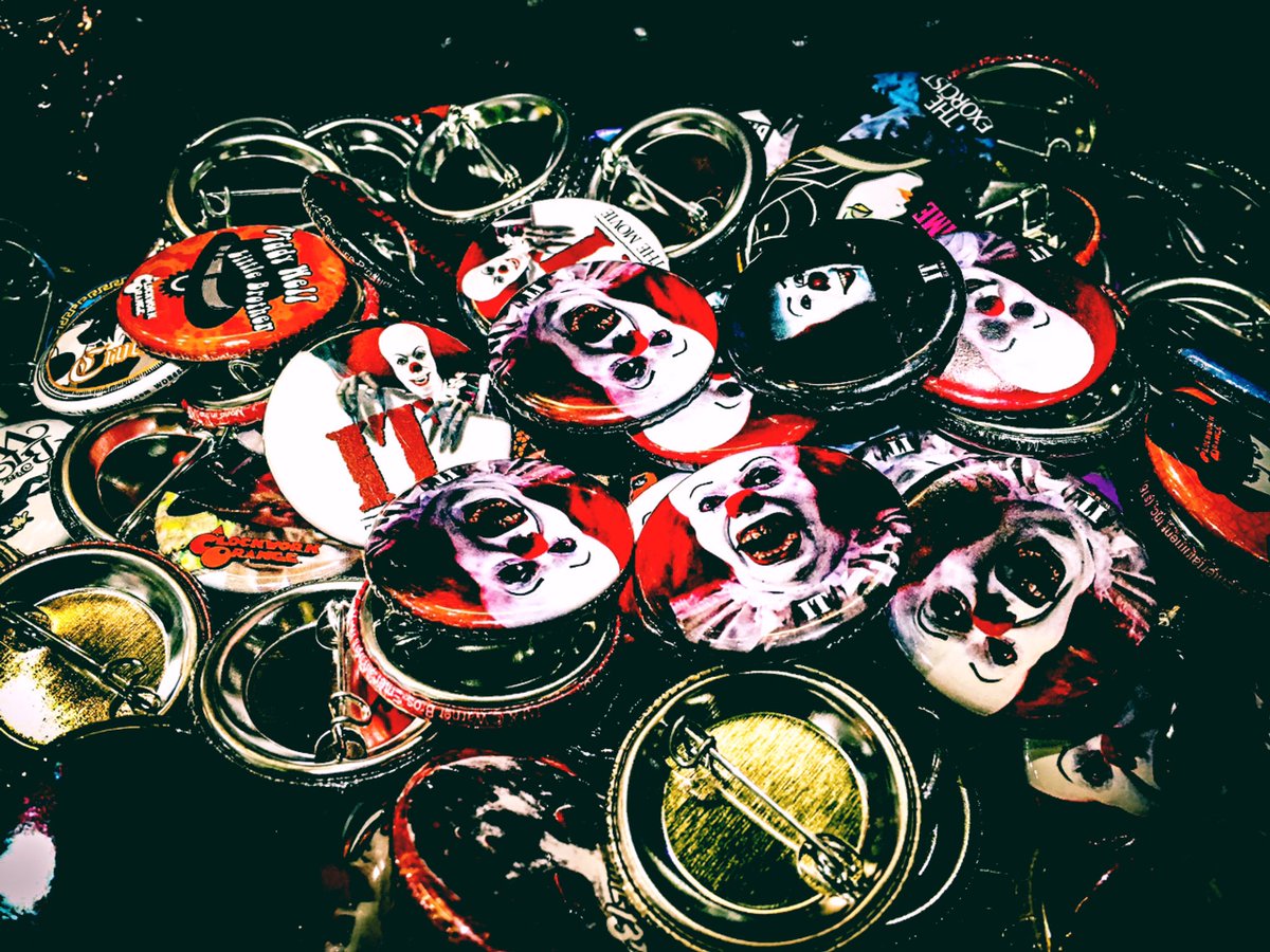 ヴィレッジヴァンガードイオンモール宮崎 公式 Na Twitteru 本日より公開の映画 It イット The End それ が見えたら 終わり 27年越しの恐怖は自己責任でご覧下さい ご観覧後は自己責任で ヴィレッジヴァンガード にご来店ください 缶バッジございます It