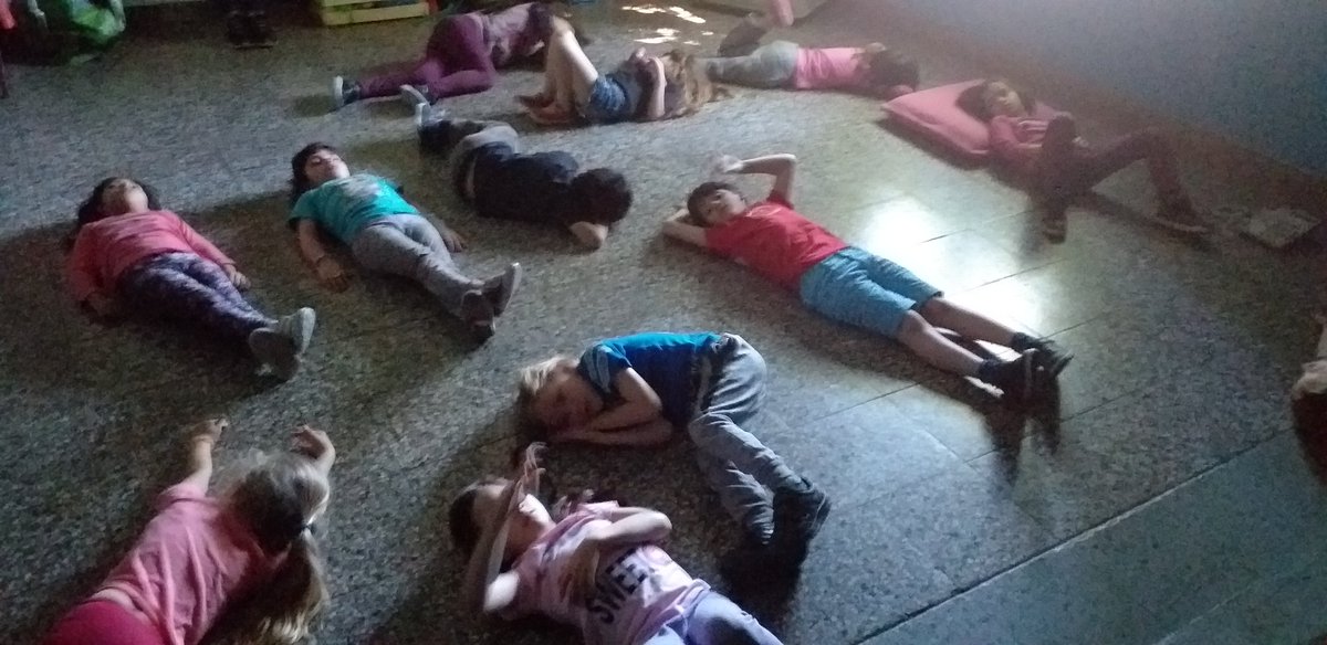 natcurtoni's tweet photo. TARDE DE COLORES Y MEDITACIÓN en la Estética 
#escuelapublica #artistica #3def #arte #region7 https://t.co/TUBeWa3Yjr