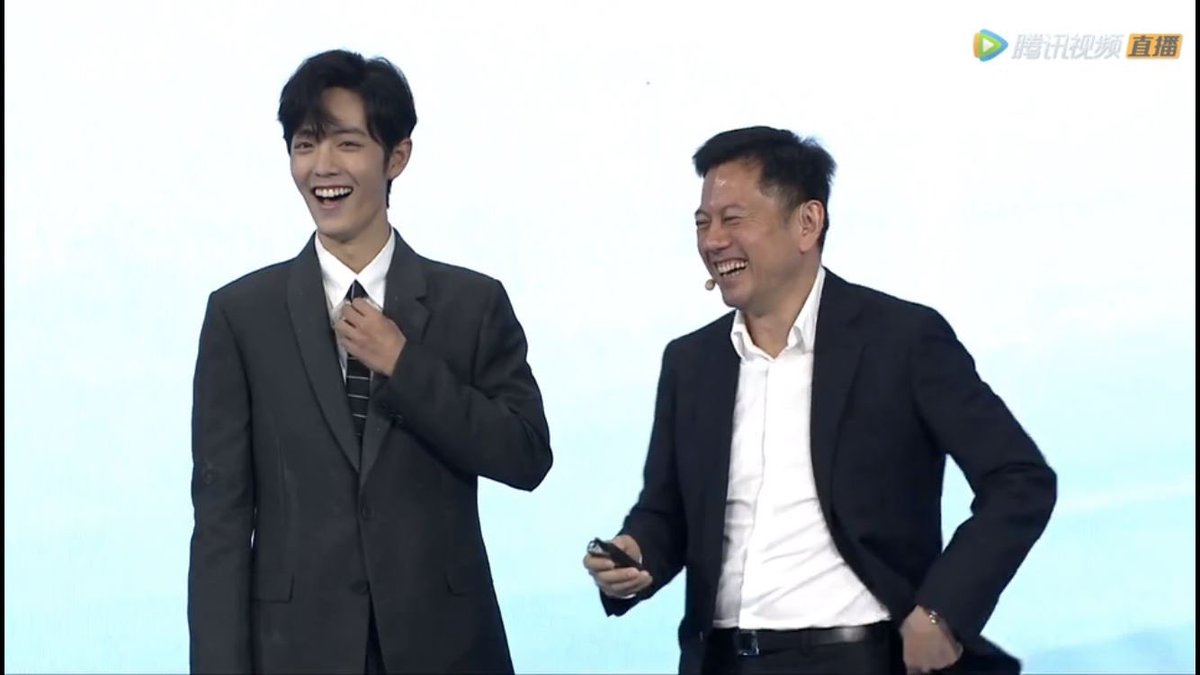 WeTVThailand's tweet photo. พี่จ้านในงาน #Tencent2020 แพ้ บอกเลยว่าแพ้ ยิ้มเล็ก ยิ้มน้อยคือฮรือออออ ใจน้องมะไหววววว❤️

#WeTVth
#ครบกว่าที่คิด
#ไม่มีเหงาเข้าWeTV
#XiaoZhan #เซียวจ้าน https://t.co/H4c7mjMiQI
